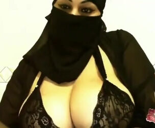 Muslim Saudi Niqab Bra-stuffers